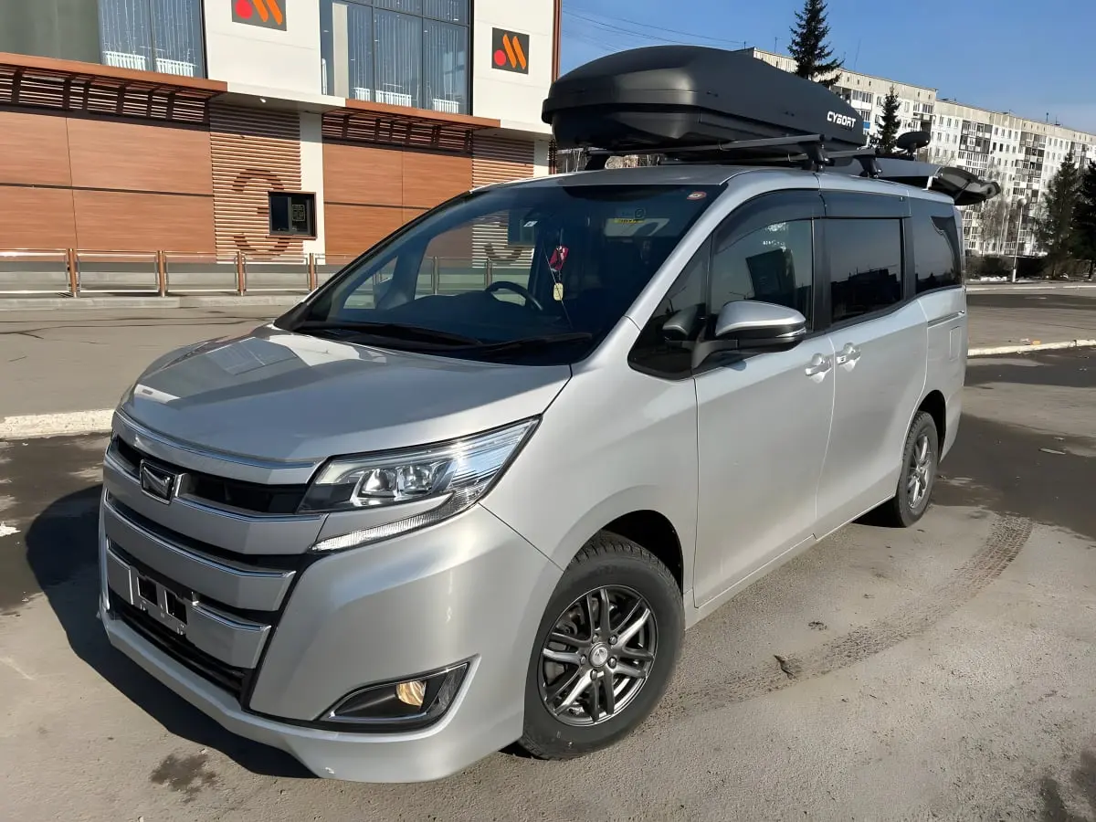 Минивэн Тойота Ноахс автобоксом на крыше